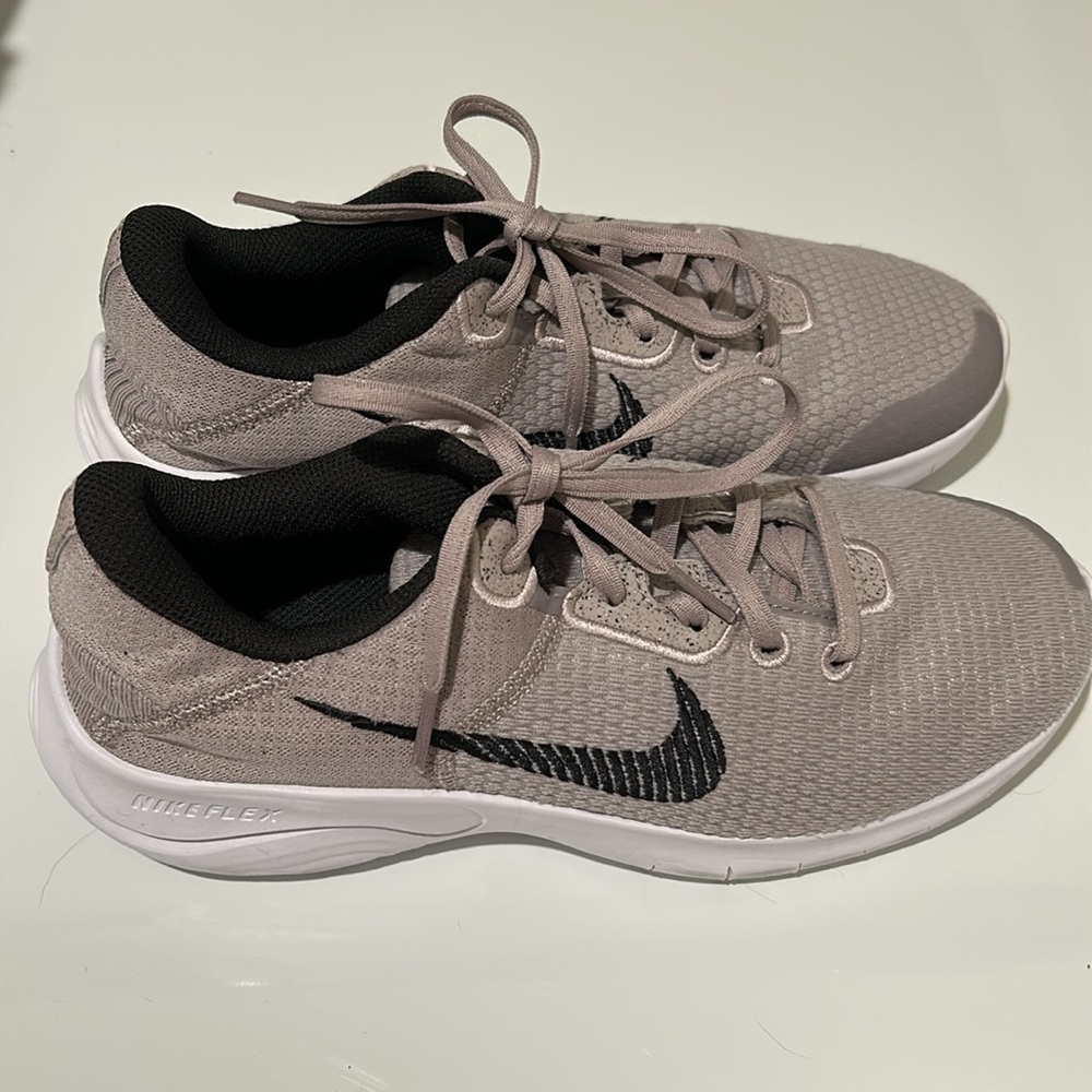 Women’s Nike size 8 Flex Experience 11 Running shoe. Color amethyst. - Picture 2 of 5